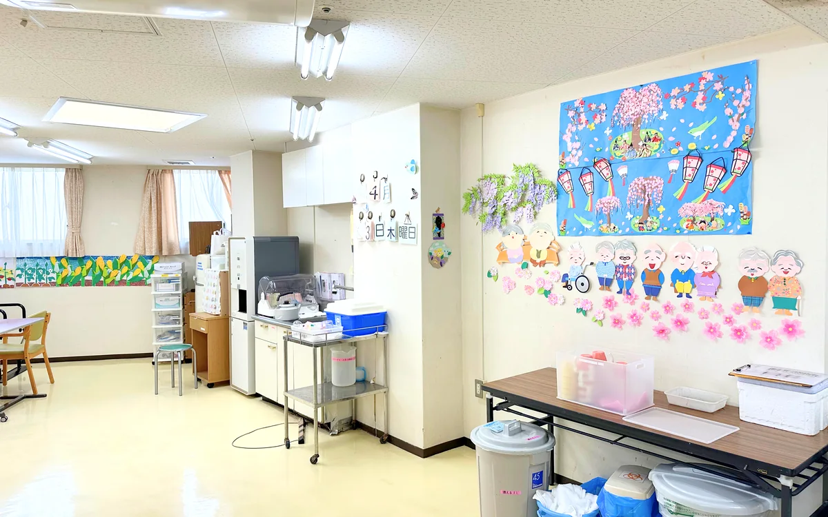 病棟の共有スペースと季節の掲示