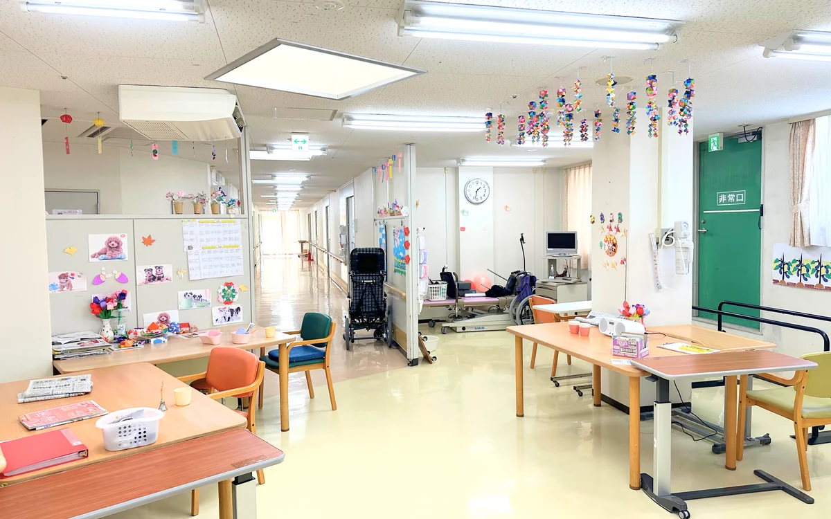 療養病棟の共有スペースと廊下の様子