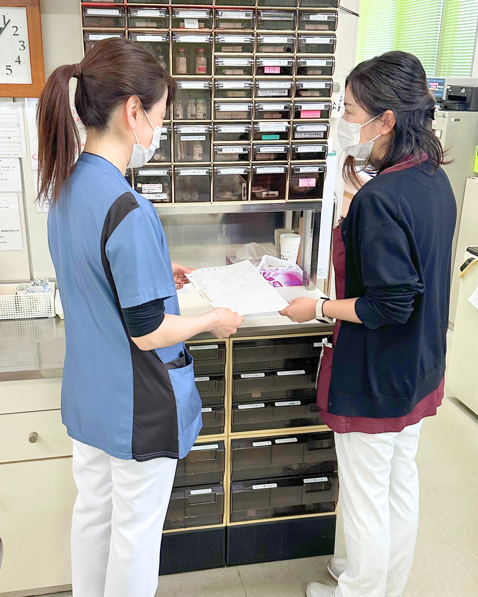 互いに声をかけあいながら働くスタッフ